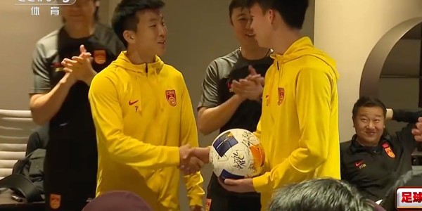 kaiyun团队-陶强龙在上届U23亚洲杯向王钰栋赠球，寄语他这届带队出线